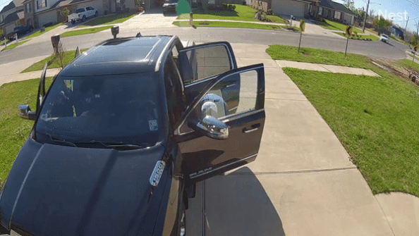 Nguoi dan ong nhay kip thoi tranh oto mat lai lao toi hinh anh