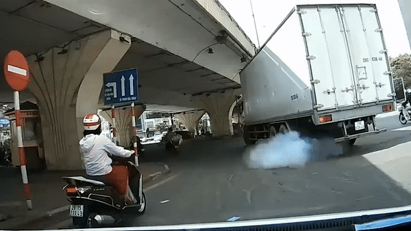 Xe tai no lop khien nguoi di xe may nga xuong duong hinh anh