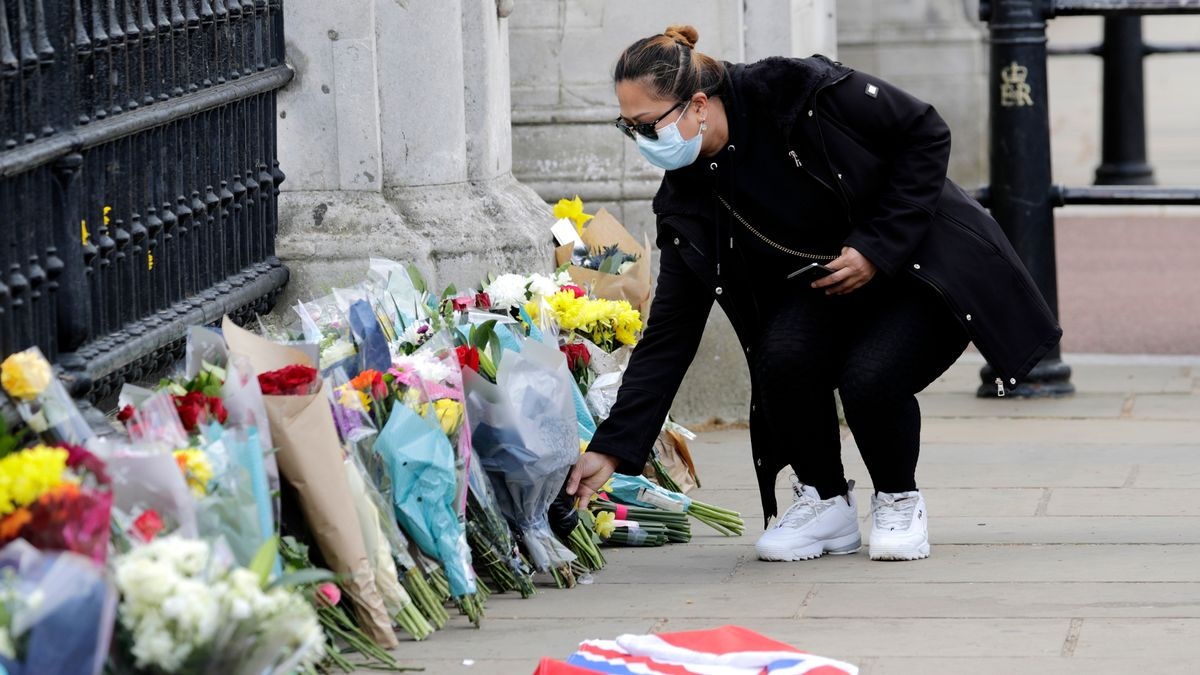 Nguoi Anh dat hoa tuong nho Hoang than Philip hinh anh