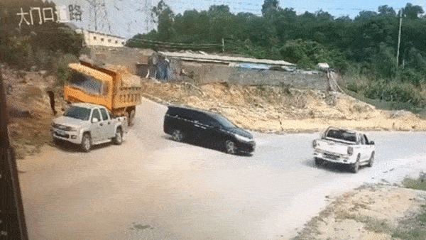 Xe tai lat nghieng vi cua gap o Trung Quoc hinh anh