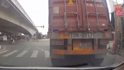 Xe may vuot den do bi xe container tong trung hinh anh