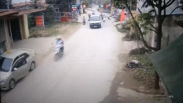 Tai xe oto mo cua thieu quan sat gay tai nan cho xe may hinh anh