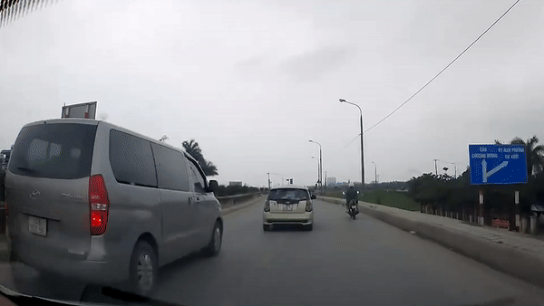 Oto mat lai lat nghieng giua duong o Ha Noi hinh anh