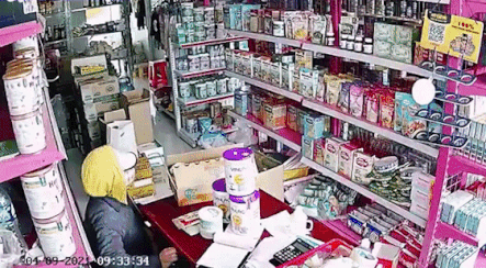 Nguoi phu nu vao cua hang tap hoa trom tien hinh anh