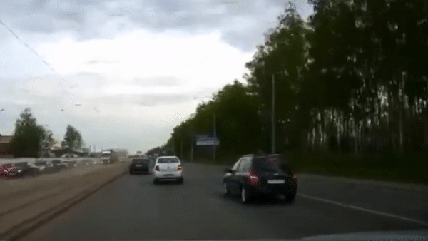 Nap cong phat no hat tung oto o Ukraine hinh anh