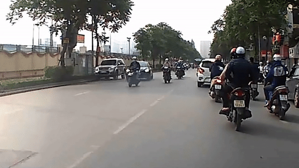 Xe tai di au, tong nga nguoi di xe may hinh anh