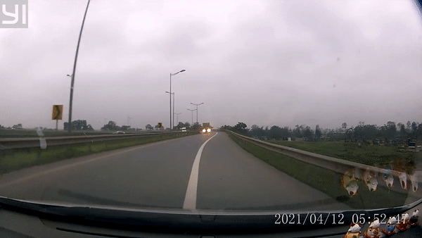 Xe tai di nguoc chieu o Ha Noi hinh anh