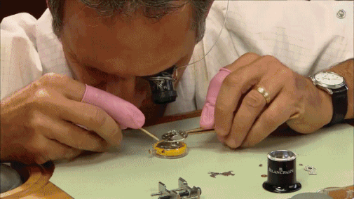 Quy trinh che tao dong ho Tourbillon gia 150.000 USD hinh anh