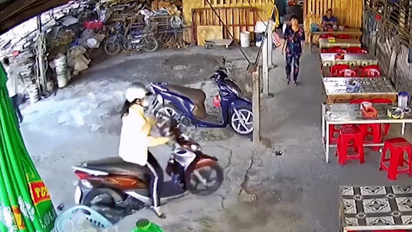 Nguoi phu nu lai xe may lao vao quan an hinh anh