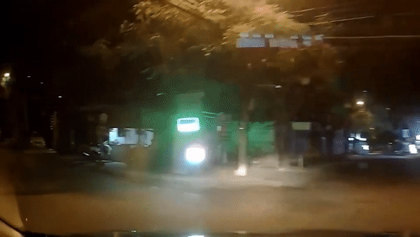 Xe may tong vao dau oto tai nga tu hinh anh