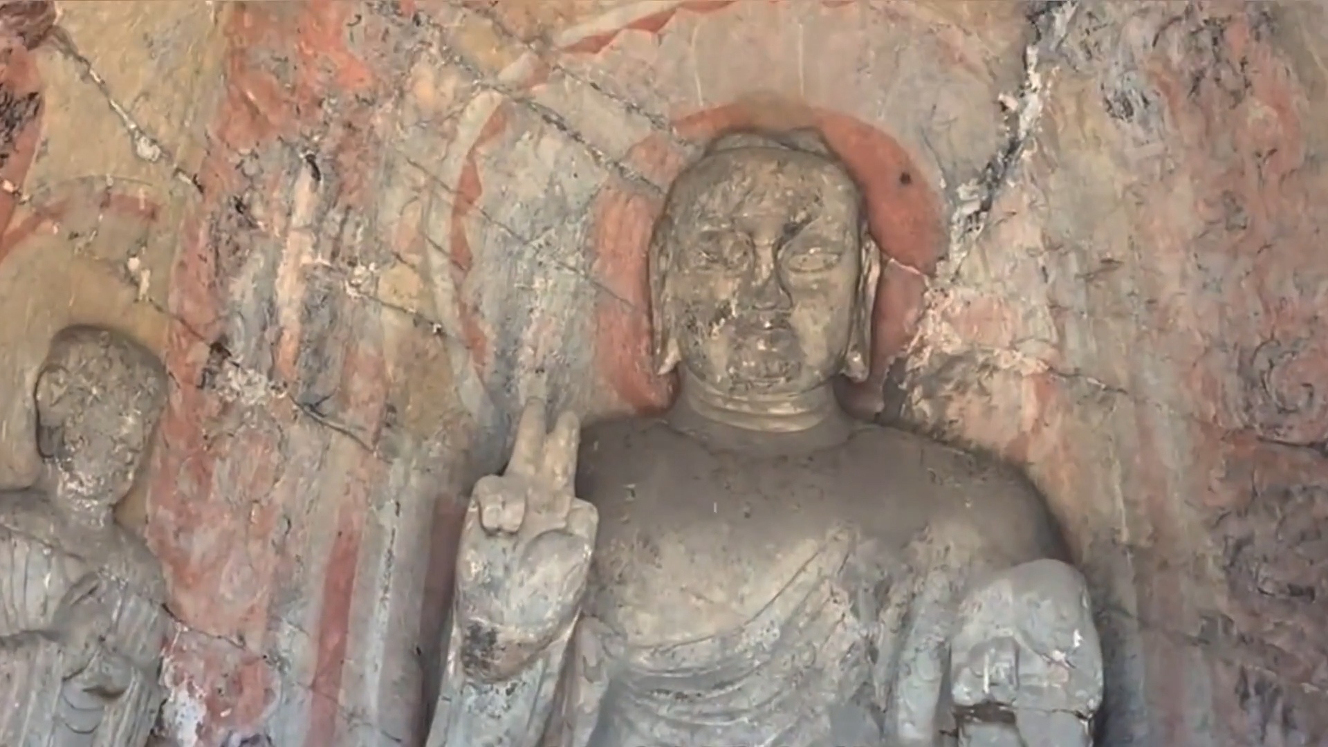 Tuong Phat gio tay hinh chu V do phong hoa o Trung Quoc hinh anh