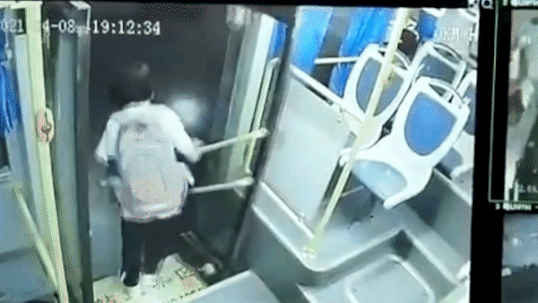 Be gai bi xe buyt keo le o Trung Quoc hinh anh