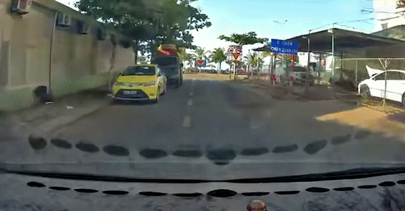 Tai xe lo bam dien thoai khien xe may dam vao oto hinh anh