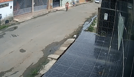 Be gai lai xe dap bang qua duong suyt bi oto dam hinh anh