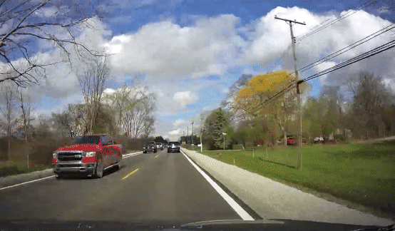 Lop xe roi ra duong vang trung oto di toi hinh anh