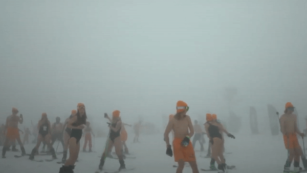 Hang tram nguoi mang do boi tham gia le hoi truot tuyet o Nga hinh anh