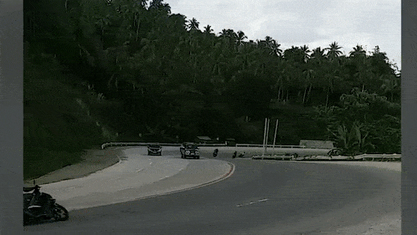 Om cua toc do cao, tai xe xe may truot dai tren duong o Philippines hinh anh