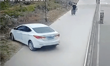 Tai xe mat lai khi lui xe khien oto bi treo lo lung tai Trung Quoc hinh anh