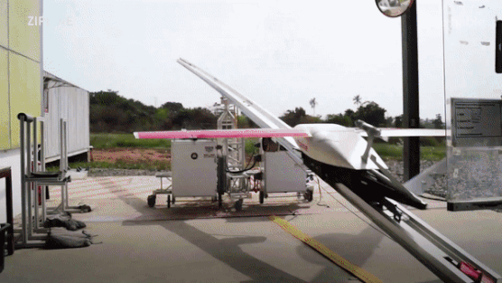 Hop vaccine Covid-19 tu tren troi roi xuong hinh anh