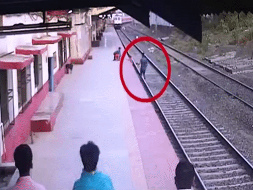 Giai cuu be trai nga xuong duong ray khi tau hoa lao toi o An Do hinh anh