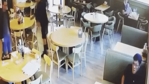 Chong ban chet vo trong quan an hinh anh