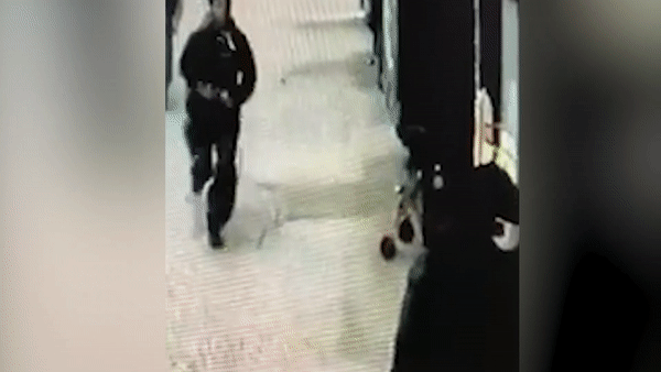 Bi ban gai cu ban guc giua pho o New York hinh anh