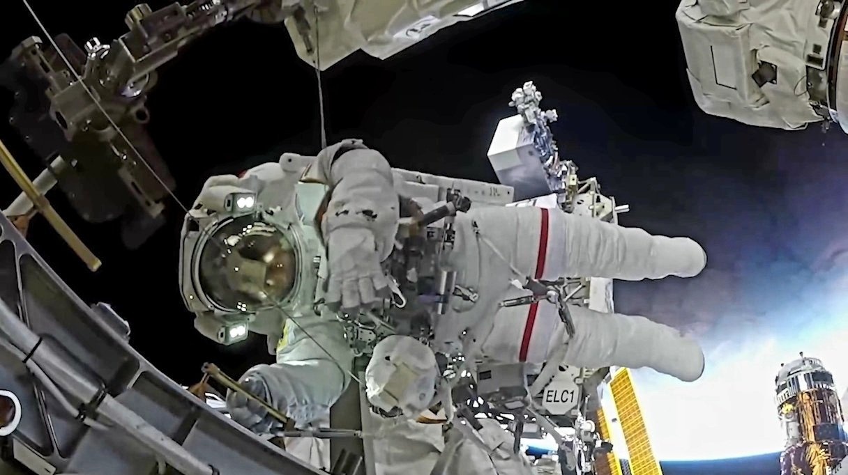 Mot ngay cua cac phi hanh gia tren tram vu tru hinh anh