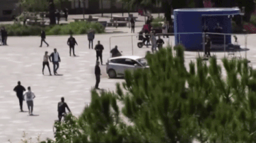 Nhay vao oto, ngan tai xe lao xe giua quang truong o Albania hinh anh