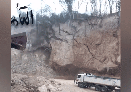 Suon nui bi sat lo suyt do trung xe tai hinh anh