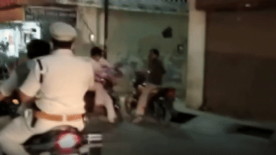 Canh sat An Do dung gay quat nguoi vi pham phong toa hinh anh