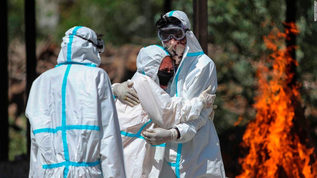 Lo thieu va benh vien chat kin nguoi giua lan song Covid-19 o An Do hinh anh