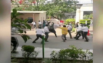 Bac si An Do bi nguoi nha benh nhan ruot duoi hinh anh