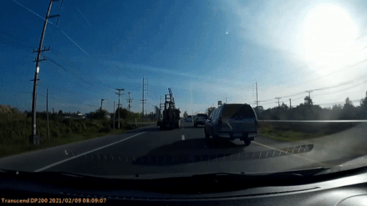 Manh kim loai vang vo kinh oto o Thai Lan hinh anh