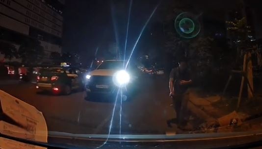 Xe ban tai di nguoc chieu de tranh tac duong o Ha Noi hinh anh