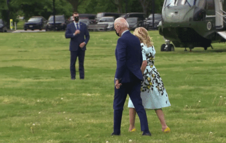 Dang di tren bai co, ong Biden hai bo cong anh tang vo hinh anh