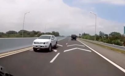 Xe ban tai di nguoc chieu tren cao toc Lang Son hinh anh