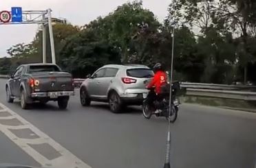 Xe may chuyen lan thieu quan sat dam vao duoi oto hinh anh