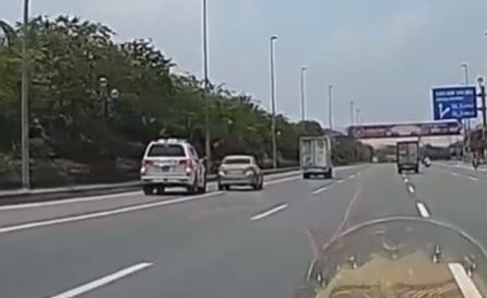 Oto suyt gay tai nan vi khong nhuong duong cho xe canh sat o Ha Noi hinh anh