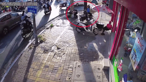 Oto lao len via he dam trung 2 nguoi tai Vung Tau hinh anh