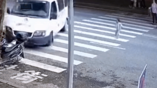 Chiec xe suyt dam phai dua be qua duong o Trung Quoc hinh anh