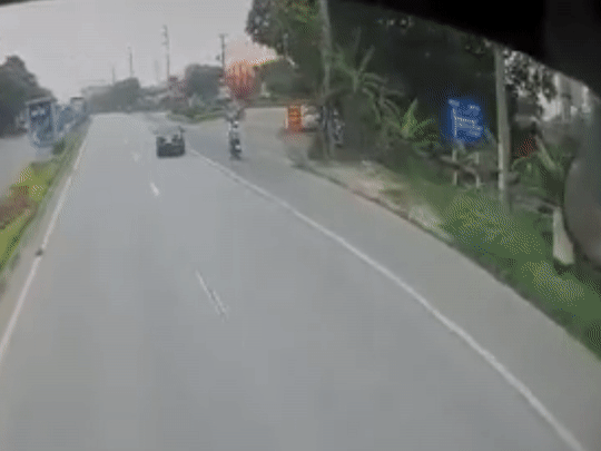 Oto re khong quan sat gay tai nan cho xe may hinh anh