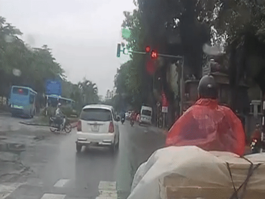 Oto vuot den do suyt dam vao xe may hinh anh