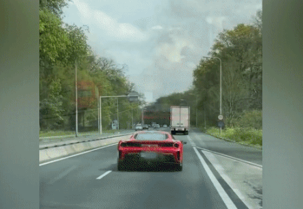 Sieu xe Ferrari mat lai dam vao hang rao hinh anh