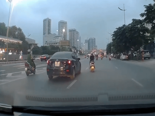 Xe may chuyen lan thieu quan sat va vao oto hinh anh