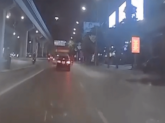 Taxi re khong quan sat dam nga xe may hinh anh