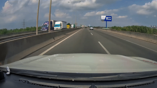 Xe may di nguoc chieu tren cao toc Long Thanh - Dau Giay hinh anh