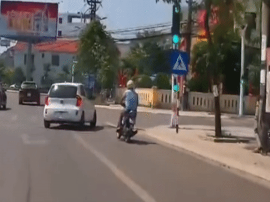 Oto re thieu quan sat khien nguoi di xe may nga xuong duong hinh anh