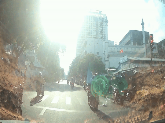 Hang loat xe may vuot den do tai giao lo o TP.HCM hinh anh