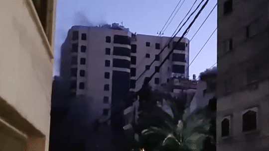 Toa thap o Dai Gaza bi danh sap trong cuoc khong kich cua Israel hinh anh