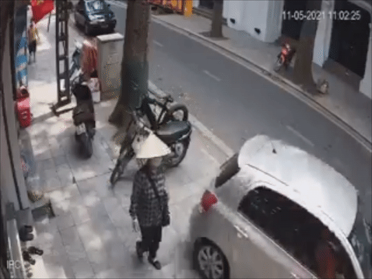 Oto lui len via he dam do nhieu xe may hinh anh